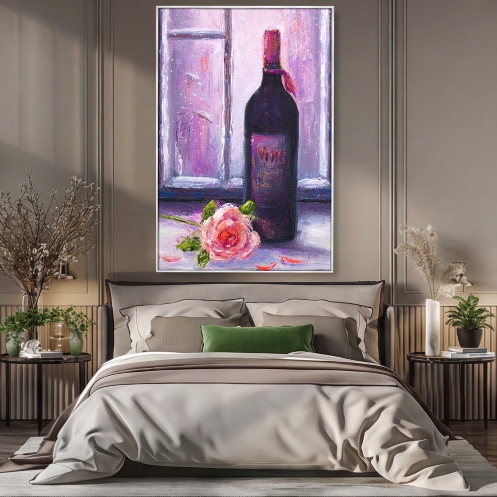 Tablou canvas cu tablou canvas cu sticla de vin si trandafir, in rama de aluminiu argintiu, pe perete intr-un dormitor